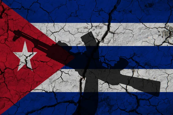 국기에 소총을 휘두르며 갈랐습니다 쿠바의 — 스톡 사진