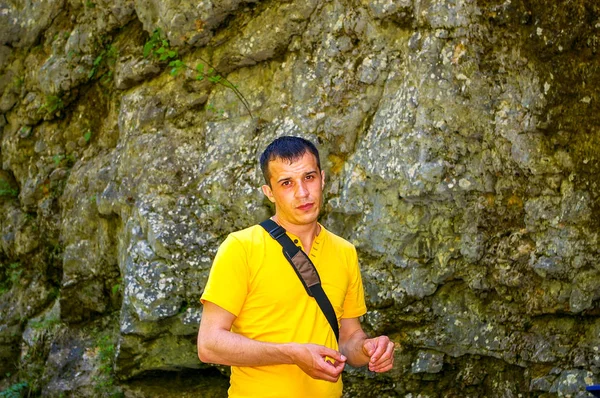 Homme Shirt Jaune Tient Pied Montagne — Photo