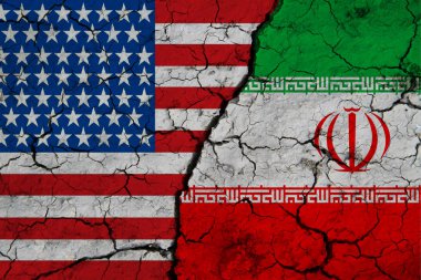 Amerika ve İran bayrağı çatlamış dünya üzerinde. İki ülke arasındaki işbirliği kavramı