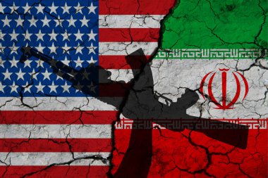 Usa ve İran 'ın bayrağı çatlamış dünya üzerinde bir makineli tüfek ve el siluetiyle