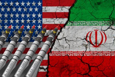 Usa ve İran 'ın bayrağı beş balistik füzeyle desenli çatlamış dünya üzerinde.