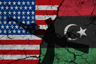Usa ve Libya bayrağı çatlamış dünya üzerinde makineli tüfek ve el siluetiyle