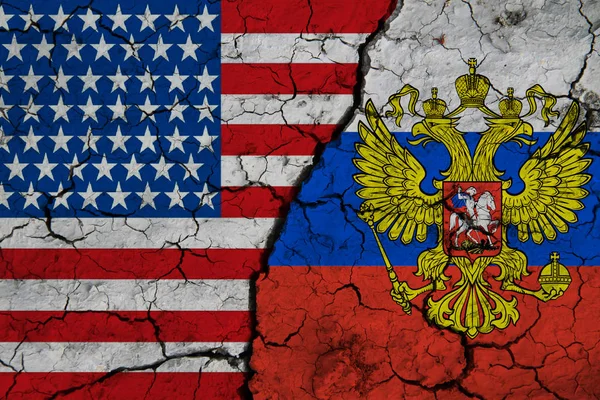 우리와 러시아의 깃발이 찢어진 있었습니다 사이의 협력이라는 — 스톡 사진