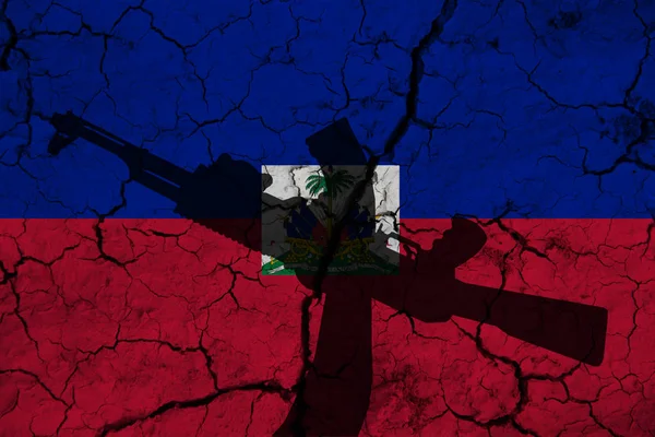 ハイチと亀裂の旗の背景にハンドアサルトライフル ハイチパワーコンセプト — ストック写真
