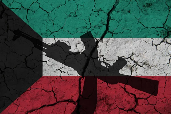 쿠웨이트 국기를 배경으로 공격용 라이플을 사용하고 쿠웨이트의 — 스톡 사진
