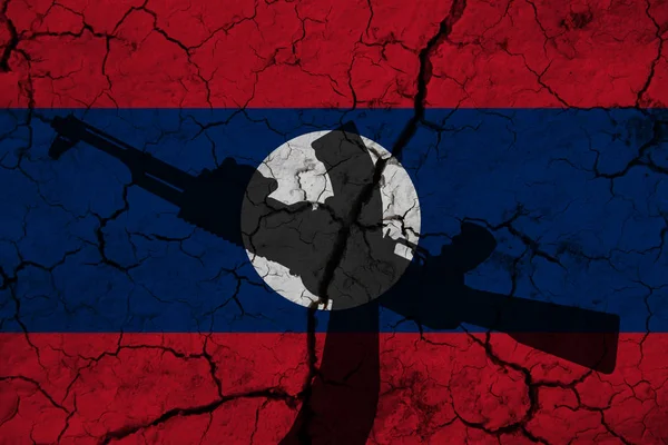 Hand Sturmgewehr Auf Dem Hintergrund Der Flagge Von Laos Und — Stockfoto
