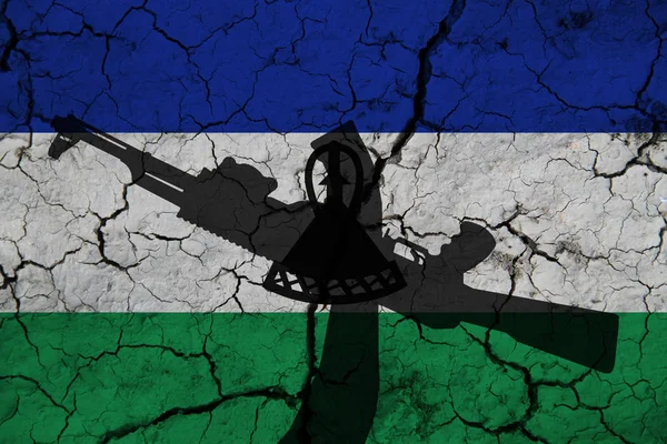Hand Sturmgewehr Auf Dem Hintergrund Der Flagge Von Lesotho Und — Stockfoto