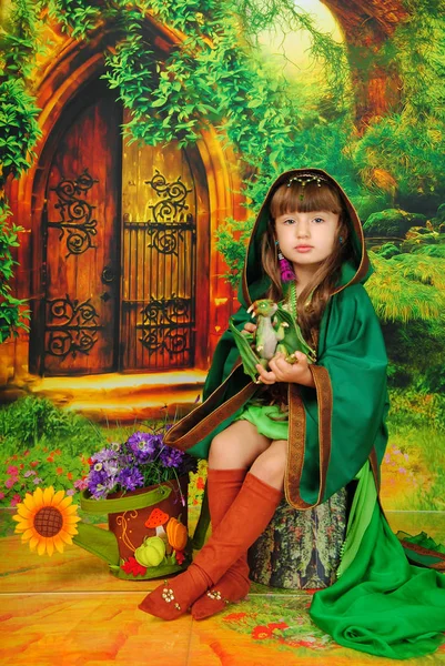 Petite Fille Elfe Assoit Sur Moignon Tient Dragon Dans Main — Photo