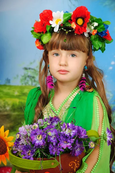 Niña Vestido Verde Con Una Corona Cabeza Sostiene Sus Manos — Foto de Stock