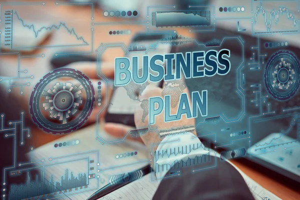 Бизнесмен разрабатывает бизнес-план в офисе. Мобильное приложение для цифрового маркетинга на виртуальной голограмме с надписью "Бизнес-план ". — стоковое фото