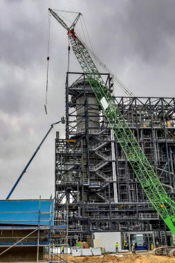 Beton bir vinç kullanarak kurulum. Aşağıdan bak. Karmaşık metal yapıların inşası kavramı.