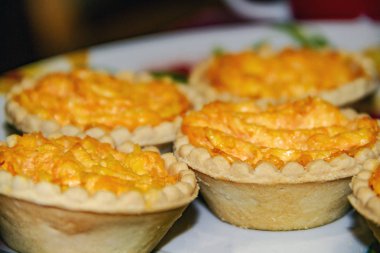 Peynirli havuç salatası ve turta içinde sarımsaklı mayonez, tabakta da birkaç parça. Vegan sağlıklı beslenme konsepti.