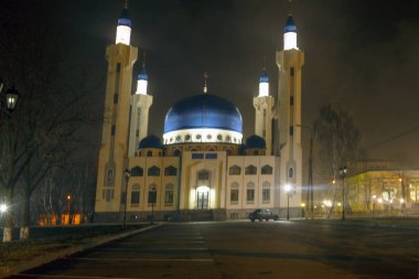 Rusya 'daki Maykop Müslüman Camii. Gece fotoğrafçılığının mimarisi.