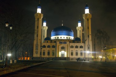 Rusya 'daki Maykop Müslüman Camii. Gece fotoğrafçılığının mimarisi.