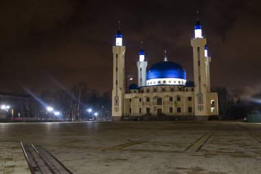 Rusya 'daki Maykop Müslüman Camii. Gece fotoğrafçılığının mimarisi.
