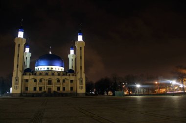 Rusya 'daki Maykop Müslüman Camii. Gece fotoğrafçılığının mimarisi.