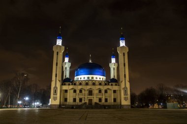 Rusya 'daki Maykop Müslüman Camii. Gece fotoğrafçılığının mimarisi.