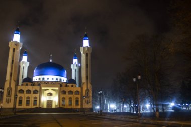 Rusya 'daki Maykop Müslüman Camii. Gece fotoğrafçılığının mimarisi.