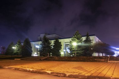 Hindistan bayrağının ve Pakistan bayrağının yakın plan görüntüsü çatlak dünyanın arka planına karşı. Savaş krizi kavramı ve Hindistan ile Pakistan arasındaki çatışma..