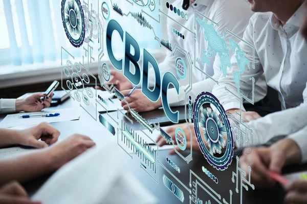 Olağanüstü İş Teknolojisi. İnternet ve ağ konsepti. Bir grup genç, Merkez Bankası dijital para birimi kavramını tartışıyor. Cbdc yazısıyla Holografik gelecek ekran