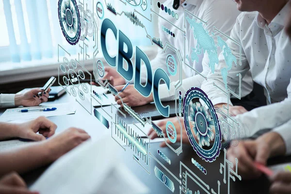 Un grupo de jóvenes discute el concepto de moneda digital del banco central. Pantalla futurista holográfica con la inscripción CBDC — Foto de Stock