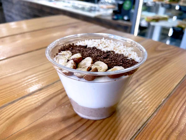 Klassieke Tiramisu Een Glas Een Houten Tafel Een Café — Stockfoto