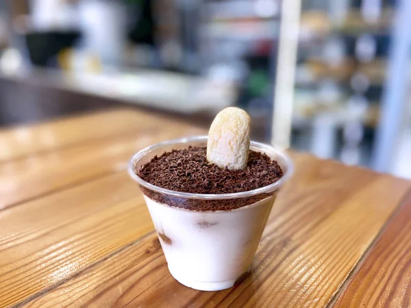 Klassieke Tiramisu Een Glas Een Houten Tafel Een Café — Stockfoto