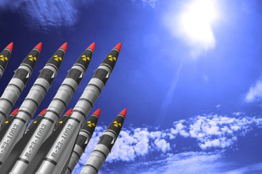 Doğal arka plan için dağınık beyaz bulutlar ile parlak gökyüzü