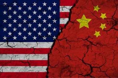 Amerikan bayrağının ve Çin bayrağının yakın plan görüntüsü çatlamış dünyanın arka planına karşı. Amerika Birleşik Devletleri ve Çin arasındaki gümrük vergisi ticareti krizi konsepti..