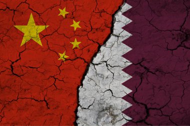 Dokulu Çatlak Dünya 'da Çin ve Katar bayrağı. İki ülke arasındaki işbirliği kavramı