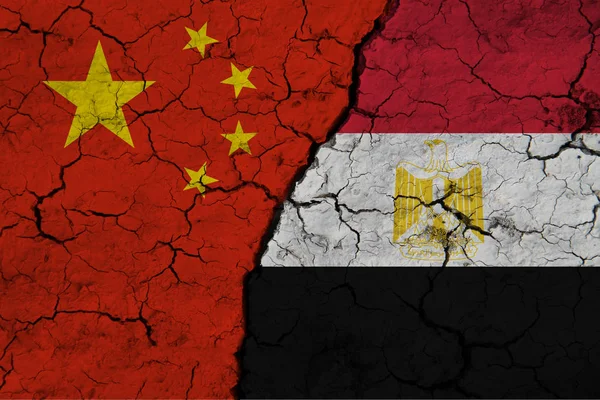 Flag China Egypt Textured Cracked Earth Концепція Співпраці Між Двома — стокове фото