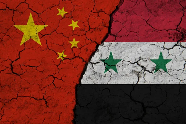 Прапор Китаю Сирії Сайті Textured Cracked Earth Концепція Співпраці Між — стокове фото