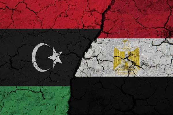 テクスチャー クラック アースでのリビアとエジプトの旗 両国間の協力の概念 — ストック写真