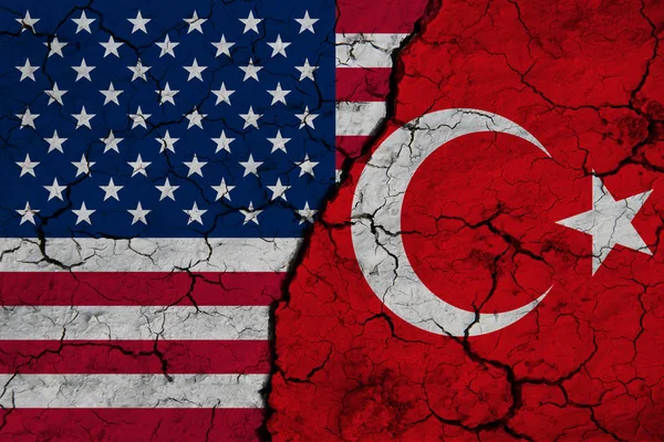 Флаг Сша Турции Текстурированной Треснутой Земле Концепция Сотрудничества Между Двумя — стоковое фото