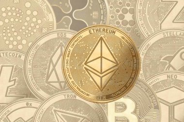 Altın kripto madeni para ethereum işareti, gölgeli sikkelerin arka planında, zerre, zcash, 0x, yıldız, dalga, tron, dalgalanma, Neo, litecoin, eos, cardano, bitcoin.