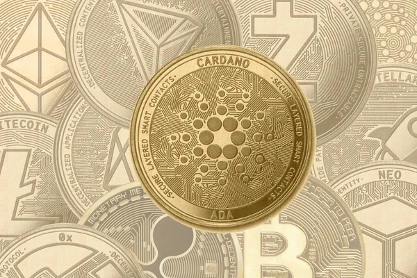 Altın Kripto Cardano Ada Işareti Gölgeli Sikkelerin Arka Planında Ethereum — Stok fotoğraf