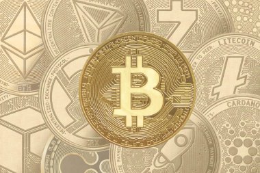 Altın kripto bozuk para işareti, gölgeli sikkelerin arka planında ethereum, zcash, 0x, yıldız, dalgalanma, tron, dalgalanma, Neo, litecoin, iota, cardano, eos.