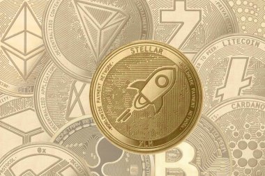 Altın kripto para yıldız işareti (xlm), gölgeli sikkelerin arka planında ethereum, iota, zcash, 0x, tron, dalgalanma, neo, litecoin, eos, cardano, bitcoin.