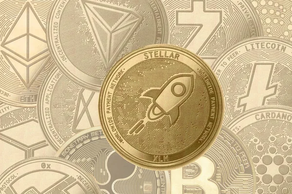 Altın kripto para yıldız işareti (xlm), gölgeli sikkelerin arka planında ethereum, iota, zcash, 0x, tron, dalgalanma, neo, litecoin, eos, cardano, bitcoin.