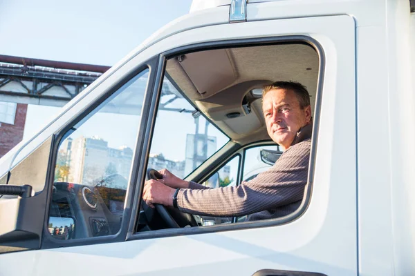 Ein Mann Sitzt Führerhaus Eines Modernen Lastwagens — Stockfoto