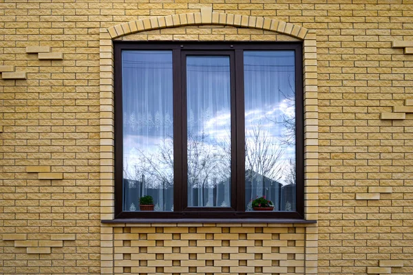 Renkli Evler Kapalı Bir Pencere Sarı Duvardaki Beyaz Pencere Dekoratif — Stok fotoğraf
