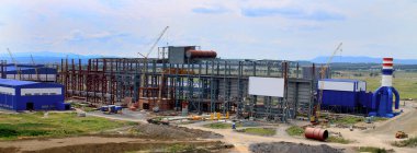 Vinç beton yapısını kullanarak kurulum. Yan görüş. Karmaşık metal yapıların inşası konsepti.