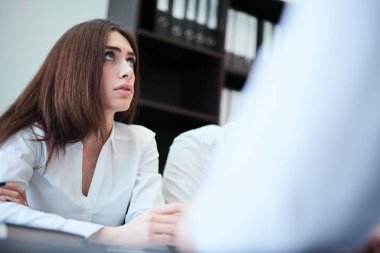 Modern bir ofisteki bir grup iş adamı fikir üreten ve iş planı hazırlayan iş adamları. İş adamları bir planlama toplantısında masada oturuyorlar. İş konsepti.