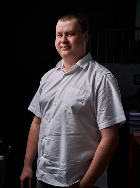 Retrato Close Homem Jovem Feliz Alegre Homem Negócios Bonito Está — Fotografia de Stock