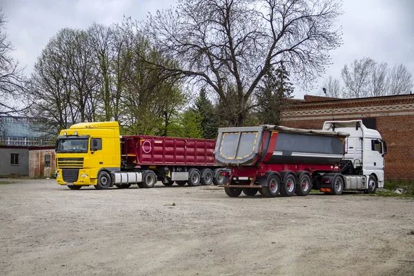 Dva Vozy Jsou Proti Sobě Připraveny Odeslání Nákladu Logistika Koncepce — Stock fotografie