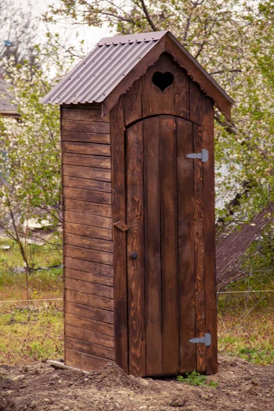庭には素朴なオープントイレがあります 農村生活 トイレ 素朴な ハート型の窓 トイレ ストック写真