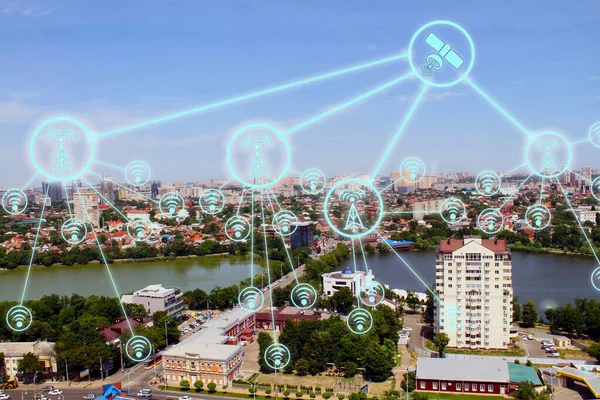 IOT, Internet akıllı şehri ve ağ kablosuz bağlantı noktaları. Şehrin arka planında arkaplan ve kablosuz ağ simgeleri.