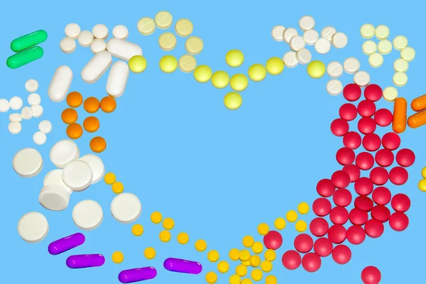 Verstreute Bunte Pillen Medikamente Auf Einem Isolierten Blauen Hintergrund Draufsicht — Stockfoto