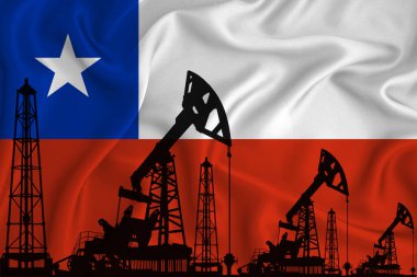 Şili bayrağının arka planında sondaj kulesi ve petrol kuyusu silueti var. Petrol ve gaz endüstrisi. Petrol alanları ve petrol şirketleri kavramı.