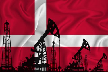 Danimarka bayrağının arka planında sondaj kulesi ve petrol kuyusu silueti var. Petrol ve gaz endüstrisi. Petrol alanları ve petrol şirketleri kavramı.